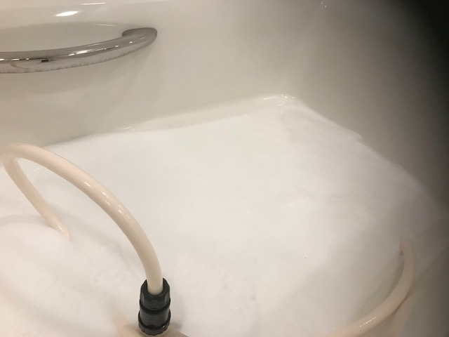 福岡市浴室追い炊き配管クリーニング中