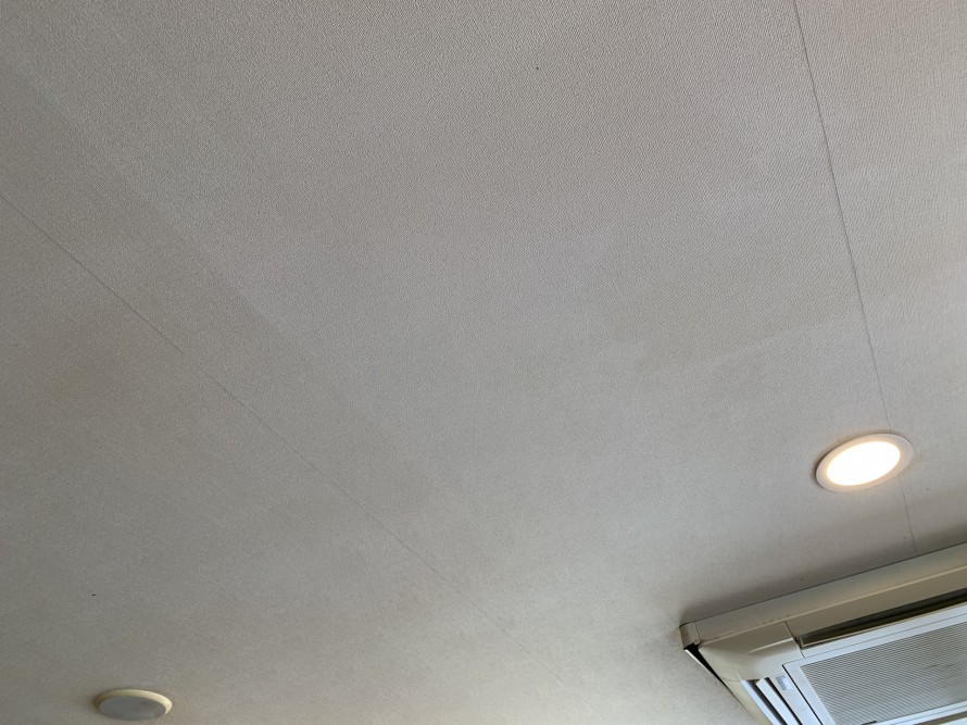 飲食店天井壁紙掃除後